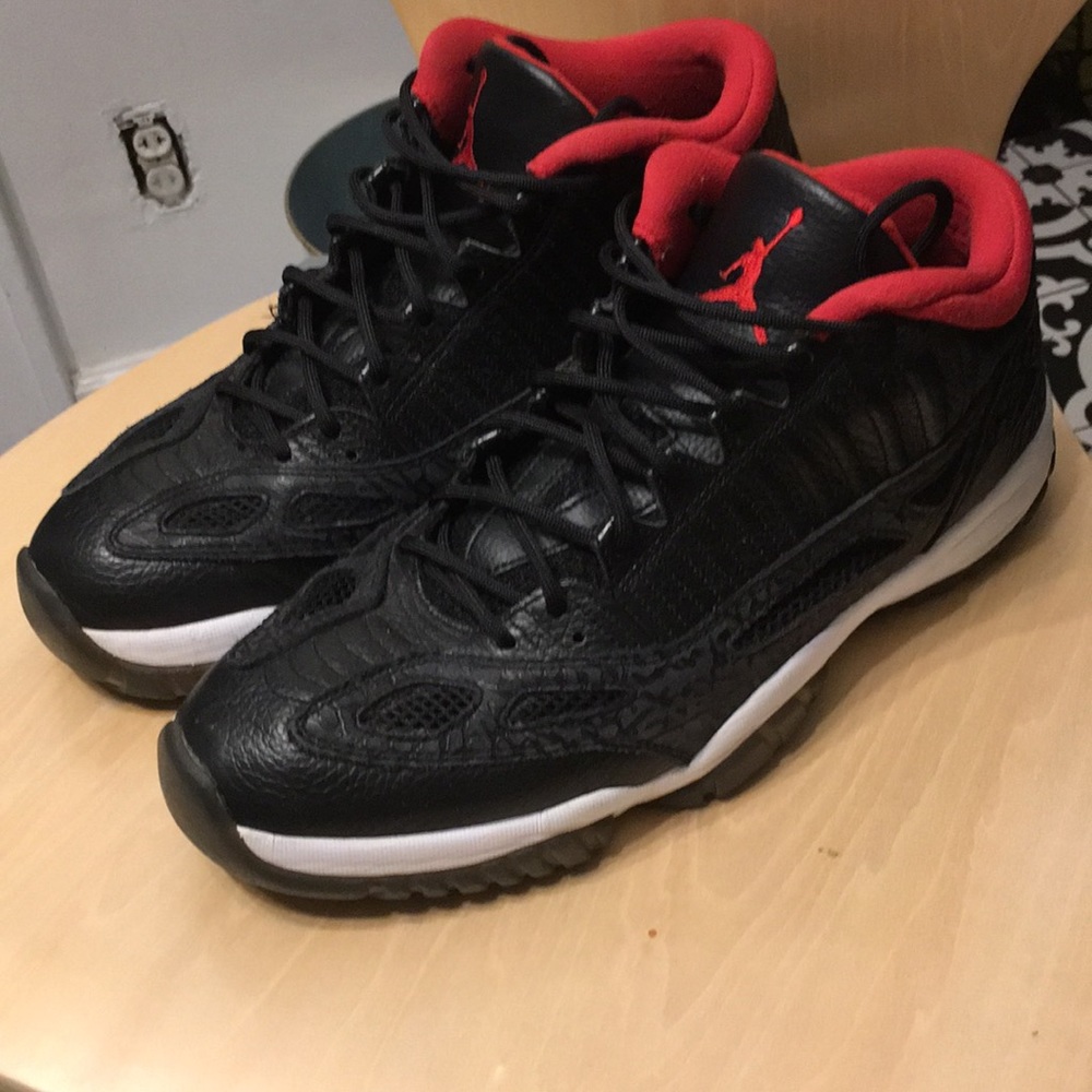 Jordan 11 Retro Low IE Black Varsity Red Bred
